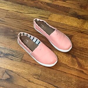 TOMS Alpargata Slip-On Shoes
Color: Peach Pink Heritage Canvas - Coral
Y 5.5